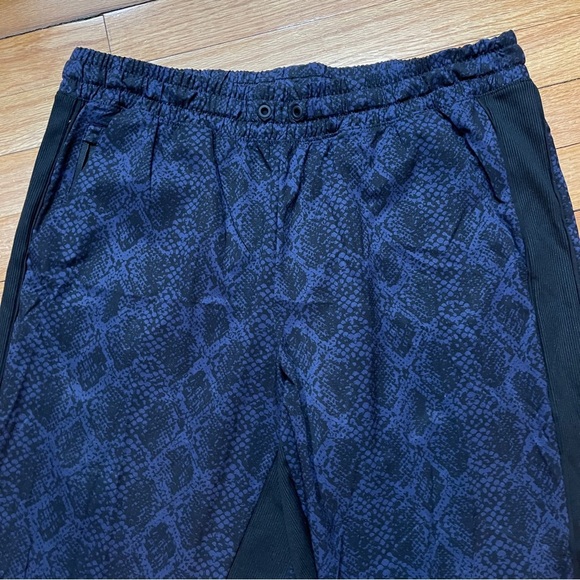 Athleta Womens Brooklyn Jogger Pants Size 12 Dark Blue Python Snake Print *read - Picture 3 of 10
